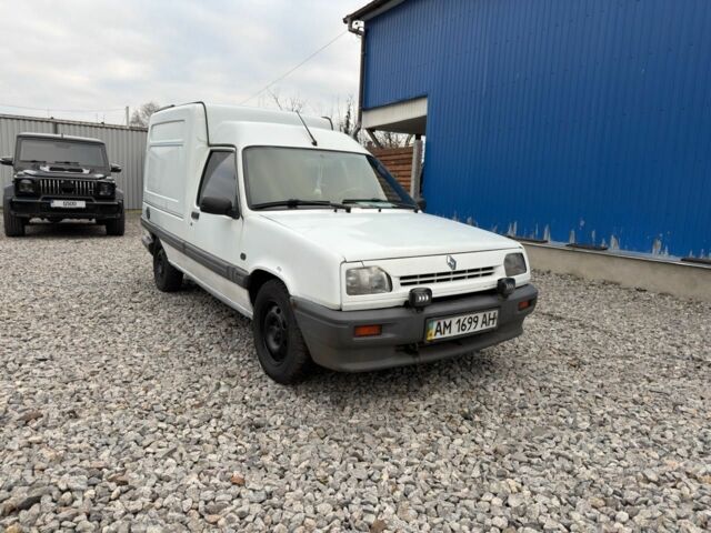 Білий Рено Рапід, об'ємом двигуна 1.6 л та пробігом 300 тис. км за 999 $, фото 2 на Automoto.ua