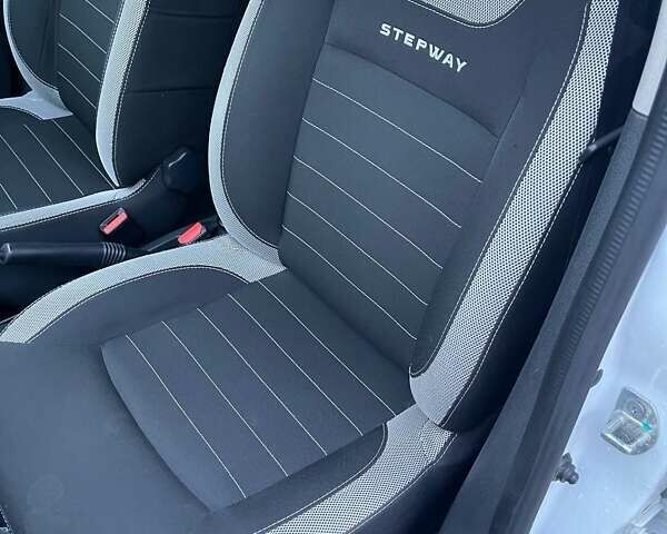 Белый Рено Сандеро СтэпВэй, объемом двигателя 0.9 л и пробегом 95 тыс. км за 8999 $, фото 46 на Automoto.ua