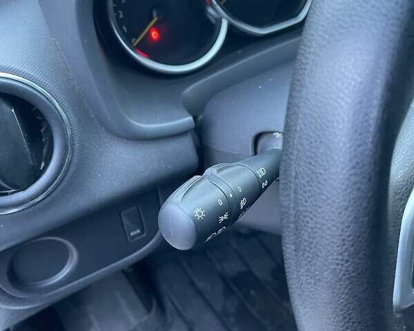 Белый Рено Сандеро СтэпВэй, объемом двигателя 0.9 л и пробегом 95 тыс. км за 8999 $, фото 42 на Automoto.ua