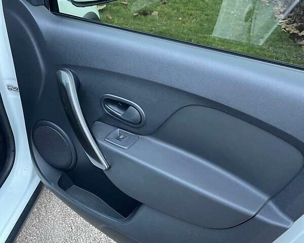 Белый Рено Сандеро СтэпВэй, объемом двигателя 0.9 л и пробегом 95 тыс. км за 8999 $, фото 21 на Automoto.ua