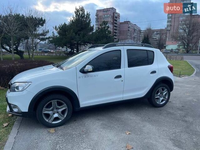 Белый Рено Сандеро СтэпВэй, объемом двигателя 0.9 л и пробегом 95 тыс. км за 8999 $, фото 1 на Automoto.ua