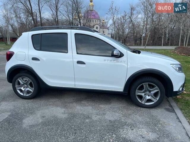 Белый Рено Сандеро СтэпВэй, объемом двигателя 0.9 л и пробегом 95 тыс. км за 8999 $, фото 13 на Automoto.ua