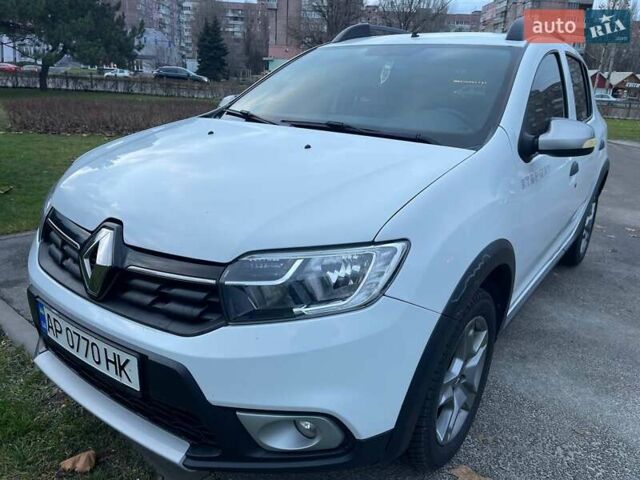 Белый Рено Сандеро СтэпВэй, объемом двигателя 0.9 л и пробегом 95 тыс. км за 8999 $, фото 3 на Automoto.ua