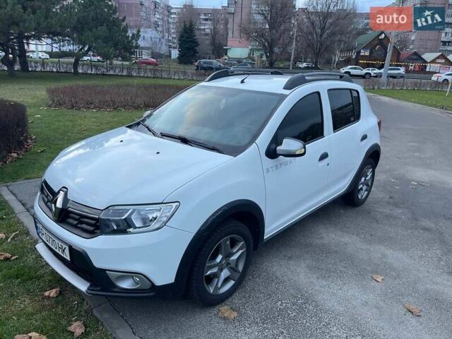 Белый Рено Сандеро СтэпВэй, объемом двигателя 0.9 л и пробегом 95 тыс. км за 8999 $, фото 5 на Automoto.ua