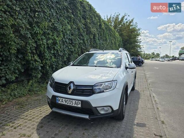 Рено Сандеро СтепВей 2017 у Києві на Automoto.ua Білий Рено Сандеро СтепВей, об'ємом двигуна 0.9 л та пробігом 57 тис. км за 10000 $, фото 4 на Automoto.ua