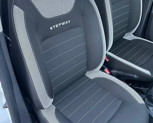 Белый Рено Сандеро СтэпВэй, объемом двигателя 0.9 л и пробегом 95 тыс. км за 8999 $, фото 19 на Automoto.ua