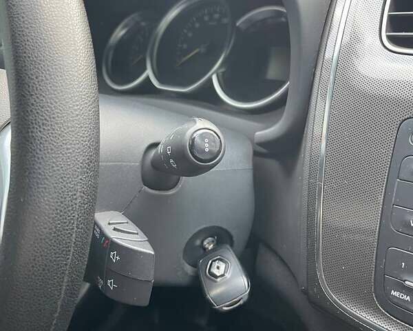 Белый Рено Сандеро СтэпВэй, объемом двигателя 0.9 л и пробегом 95 тыс. км за 8999 $, фото 37 на Automoto.ua