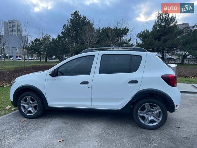 Белый Рено Сандеро СтэпВэй, объемом двигателя 0.9 л и пробегом 95 тыс. км за 8999 $, фото 55 на Automoto.ua
