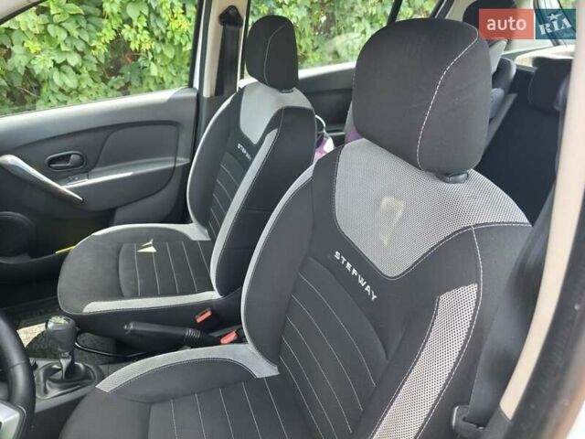 Рено Сандеро СтепВей 2017 у Києві на Automoto.ua Білий Рено Сандеро СтепВей, об'ємом двигуна 0.9 л та пробігом 57 тис. км за 10000 $, фото 2 на Automoto.ua