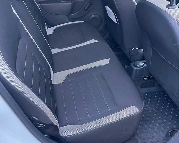 Белый Рено Сандеро СтэпВэй, объемом двигателя 0.9 л и пробегом 95 тыс. км за 8999 $, фото 12 на Automoto.ua