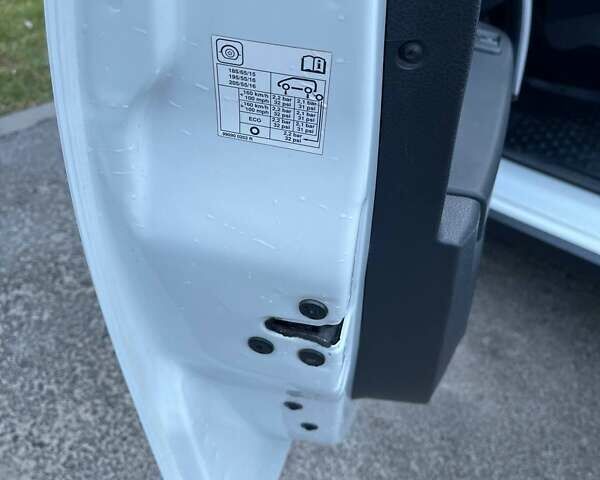 Белый Рено Сандеро СтэпВэй, объемом двигателя 0.9 л и пробегом 95 тыс. км за 8999 $, фото 39 на Automoto.ua