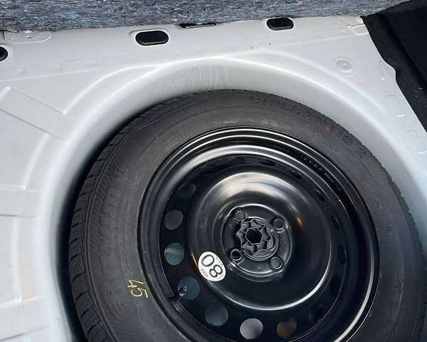 Белый Рено Сандеро СтэпВэй, объемом двигателя 0.9 л и пробегом 95 тыс. км за 8999 $, фото 34 на Automoto.ua