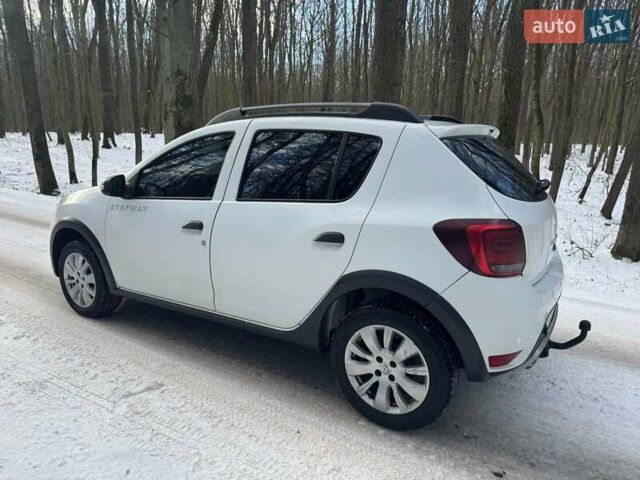 Белый Рено Сандеро СтэпВэй, объемом двигателя 1.46 л и пробегом 280 тыс. км за 11000 $, фото 1 на Automoto.ua