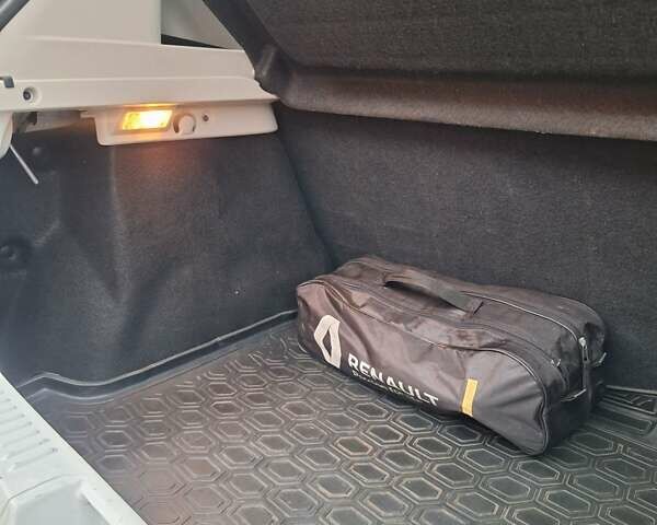 Белый Рено Сандеро СтэпВэй, объемом двигателя 1.46 л и пробегом 136 тыс. км за 9950 $, фото 56 на Automoto.ua