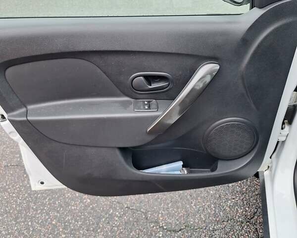 Белый Рено Сандеро СтэпВэй, объемом двигателя 1.46 л и пробегом 136 тыс. км за 9950 $, фото 31 на Automoto.ua