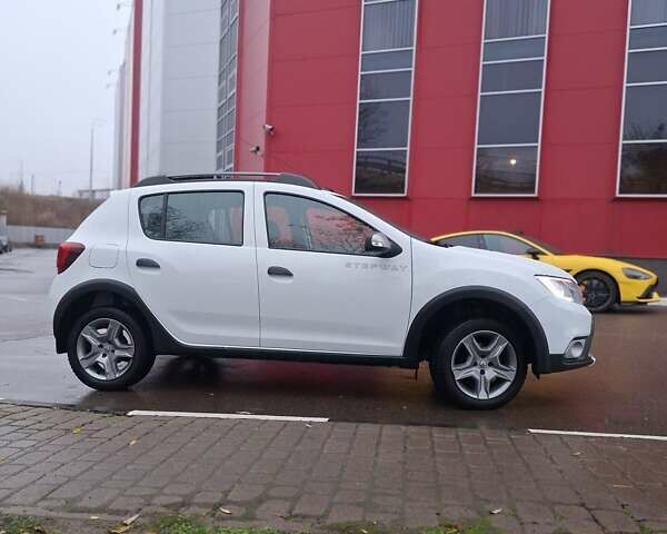 Белый Рено Сандеро СтэпВэй, объемом двигателя 1.46 л и пробегом 136 тыс. км за 9950 $, фото 1 на Automoto.ua