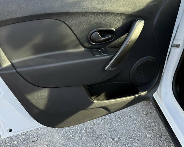 Білий Рено Сандеро СтепВей, об'ємом двигуна 1.46 л та пробігом 120 тис. км за 9700 $, фото 8 на Automoto.ua