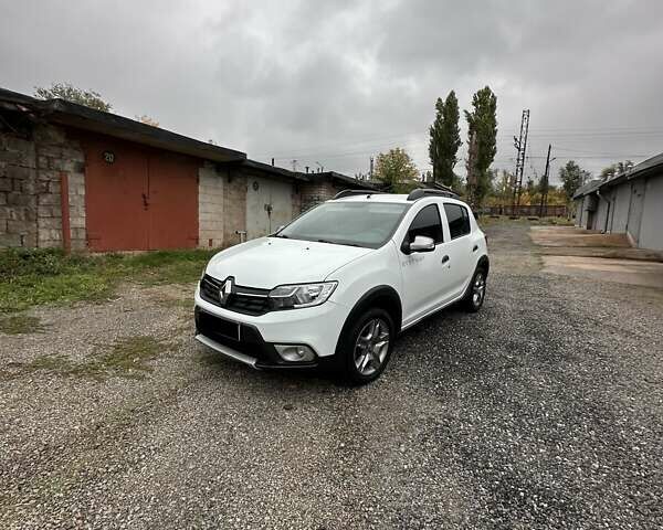 Белый Рено Сандеро СтэпВэй, объемом двигателя 0.9 л и пробегом 57 тыс. км за 9500 $, фото 1 на Automoto.ua