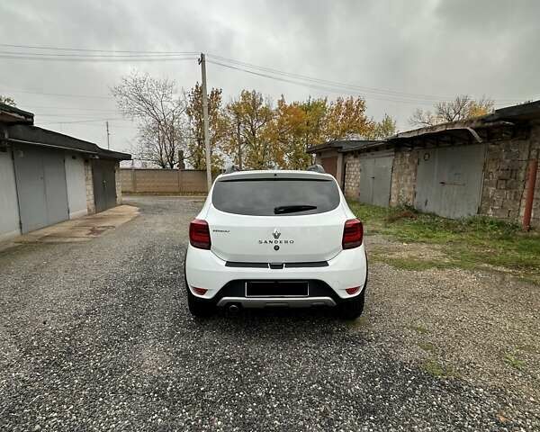 Белый Рено Сандеро СтэпВэй, объемом двигателя 0.9 л и пробегом 57 тыс. км за 9500 $, фото 7 на Automoto.ua