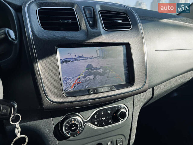 Білий Рено Сандеро СтепВей, об'ємом двигуна 0.9 л та пробігом 57 тис. км за 10300 $, фото 16 на Automoto.ua