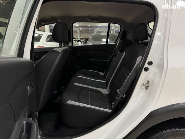 Белый Рено Сандеро СтэпВэй, объемом двигателя 0 л и пробегом 136 тыс. км за 11000 $, фото 7 на Automoto.ua