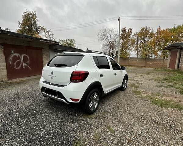 Белый Рено Сандеро СтэпВэй, объемом двигателя 0.9 л и пробегом 57 тыс. км за 9500 $, фото 5 на Automoto.ua