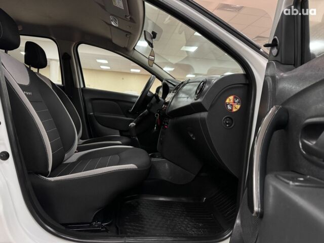 Белый Рено Сандеро СтэпВэй, объемом двигателя 0 л и пробегом 136 тыс. км за 11000 $, фото 6 на Automoto.ua