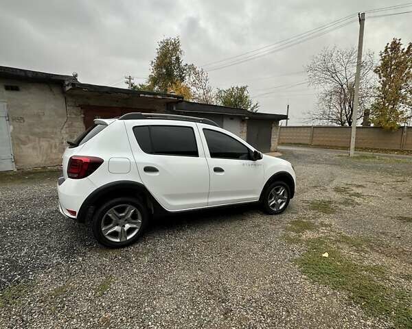 Белый Рено Сандеро СтэпВэй, объемом двигателя 0.9 л и пробегом 57 тыс. км за 9500 $, фото 4 на Automoto.ua
