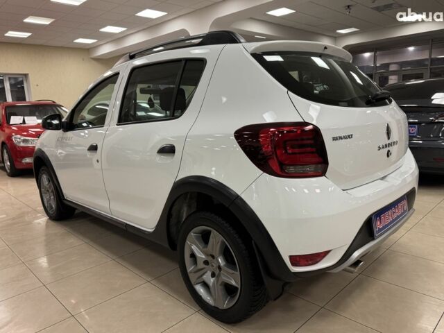 Белый Рено Сандеро СтэпВэй, объемом двигателя 0 л и пробегом 136 тыс. км за 11000 $, фото 3 на Automoto.ua