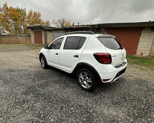 Белый Рено Сандеро СтэпВэй, объемом двигателя 0.9 л и пробегом 57 тыс. км за 9500 $, фото 6 на Automoto.ua