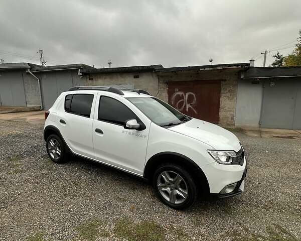 Белый Рено Сандеро СтэпВэй, объемом двигателя 0.9 л и пробегом 57 тыс. км за 9500 $, фото 3 на Automoto.ua