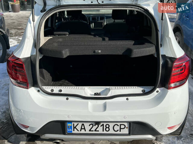 Білий Рено Сандеро СтепВей, об'ємом двигуна 0.9 л та пробігом 57 тис. км за 10300 $, фото 6 на Automoto.ua