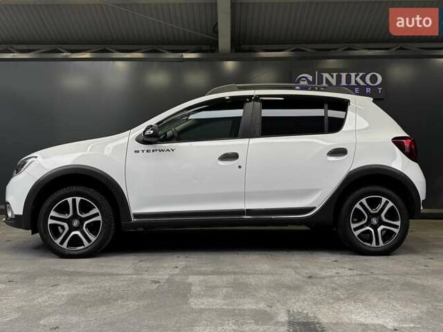 Белый Рено Сандеро СтэпВэй, объемом двигателя 0.9 л и пробегом 39 тыс. км за 11900 $, фото 11 на Automoto.ua