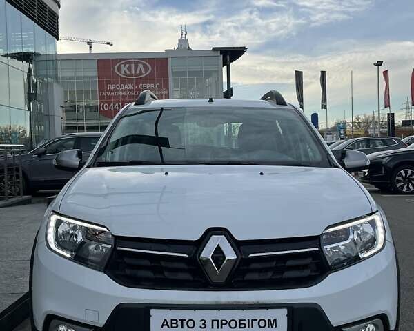 Білий Рено Сандеро СтепВей, об'ємом двигуна 0.9 л та пробігом 99 тис. км за 7879 $, фото 2 на Automoto.ua