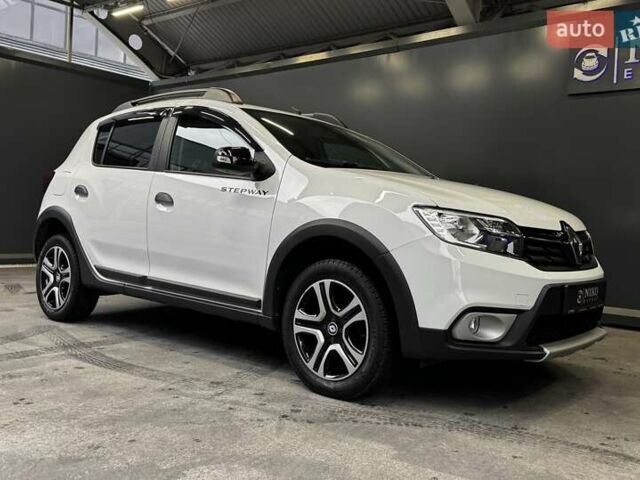Белый Рено Сандеро СтэпВэй, объемом двигателя 0.9 л и пробегом 39 тыс. км за 11900 $, фото 17 на Automoto.ua