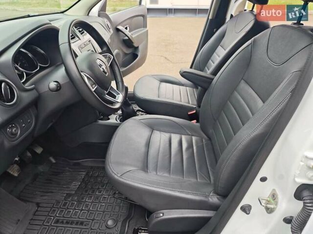 Белый Рено Сандеро СтэпВэй, объемом двигателя 1.46 л и пробегом 63 тыс. км за 13250 $, фото 20 на Automoto.ua