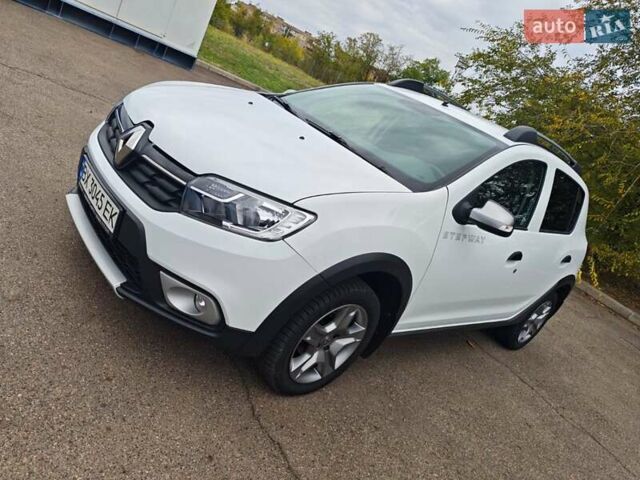 Белый Рено Сандеро СтэпВэй, объемом двигателя 1.46 л и пробегом 63 тыс. км за 13250 $, фото 7 на Automoto.ua