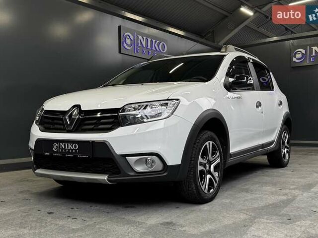 Белый Рено Сандеро СтэпВэй, объемом двигателя 0.9 л и пробегом 39 тыс. км за 11900 $, фото 1 на Automoto.ua