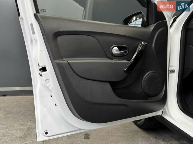 Белый Рено Сандеро СтэпВэй, объемом двигателя 0.9 л и пробегом 39 тыс. км за 11900 $, фото 35 на Automoto.ua