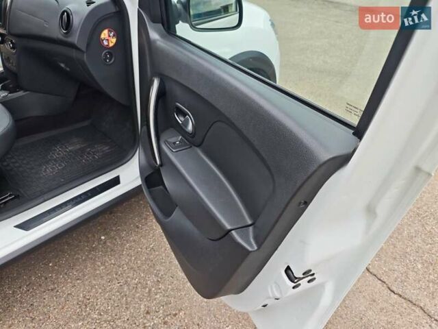 Белый Рено Сандеро СтэпВэй, объемом двигателя 1.46 л и пробегом 63 тыс. км за 13250 $, фото 14 на Automoto.ua