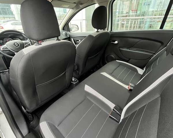 Белый Рено Сандеро СтэпВэй, объемом двигателя 0.9 л и пробегом 110 тыс. км за 7522 $, фото 9 на Automoto.ua