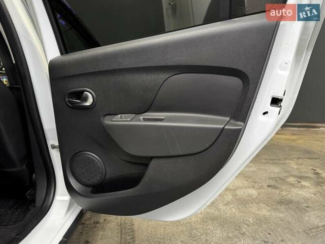Белый Рено Сандеро СтэпВэй, объемом двигателя 0.9 л и пробегом 39 тыс. км за 11900 $, фото 36 на Automoto.ua