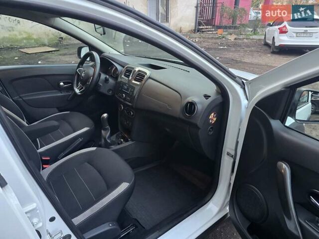 Білий Рено Сандеро СтепВей, об'ємом двигуна 0.9 л та пробігом 105 тис. км за 8900 $, фото 19 на Automoto.ua