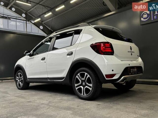 Белый Рено Сандеро СтэпВэй, объемом двигателя 0.9 л и пробегом 39 тыс. км за 11900 $, фото 6 на Automoto.ua