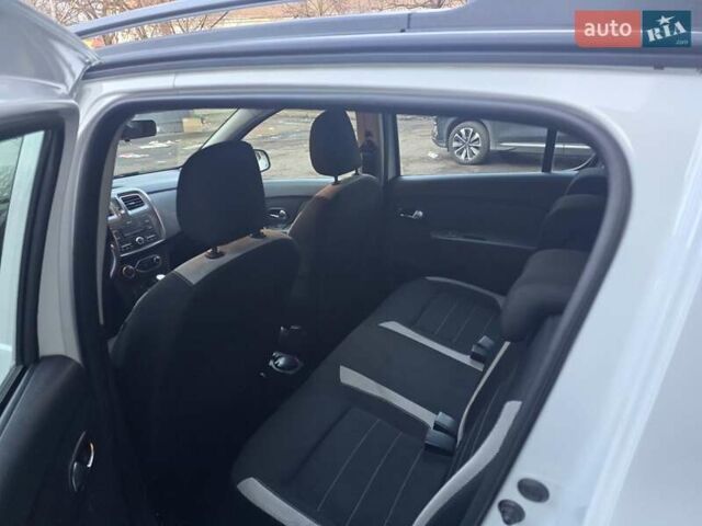 Білий Рено Сандеро СтепВей, об'ємом двигуна 0.9 л та пробігом 105 тис. км за 8900 $, фото 23 на Automoto.ua