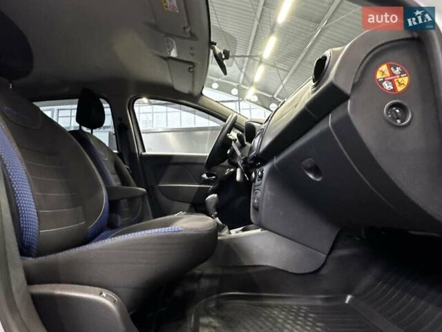 Белый Рено Сандеро СтэпВэй, объемом двигателя 0.9 л и пробегом 39 тыс. км за 11900 $, фото 29 на Automoto.ua