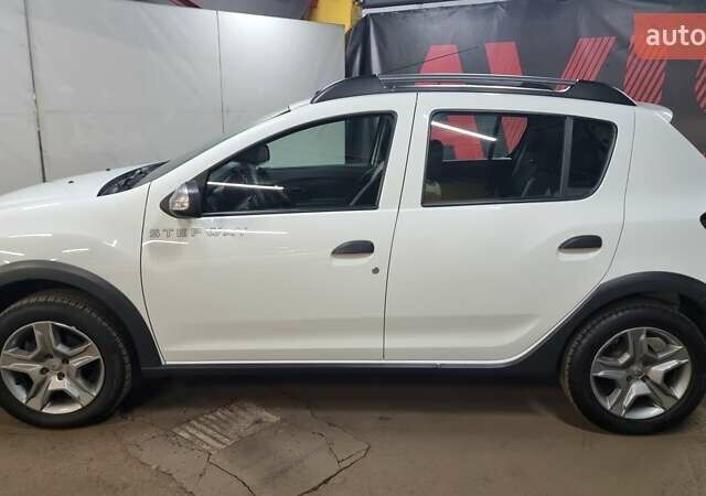Белый Рено Сандеро СтэпВэй, объемом двигателя 0.9 л и пробегом 39 тыс. км за 8100 $, фото 2 на Automoto.ua
