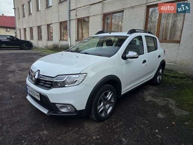 Білий Рено Сандеро СтепВей, об'ємом двигуна 0.9 л та пробігом 105 тис. км за 8900 $, фото 1 на Automoto.ua