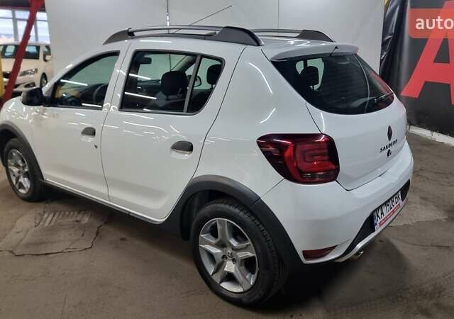 Белый Рено Сандеро СтэпВэй, объемом двигателя 0.9 л и пробегом 39 тыс. км за 8100 $, фото 3 на Automoto.ua