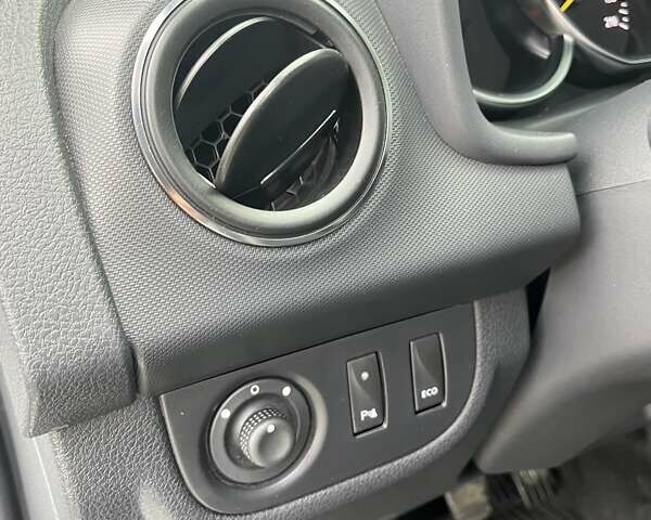 Белый Рено Сандеро СтэпВэй, объемом двигателя 0.9 л и пробегом 110 тыс. км за 7522 $, фото 16 на Automoto.ua